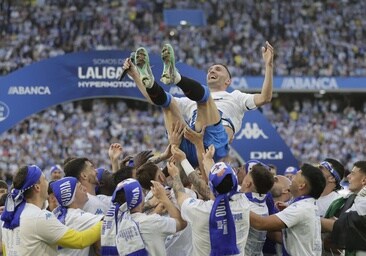 Los jugadores del Deportivo mantean a Lucas Pérez durante la celebración