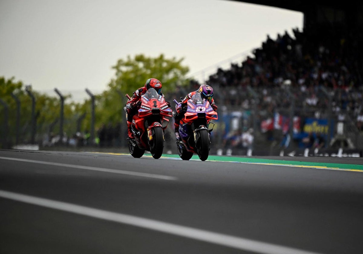 Martín y Bagnaia corren en paralelo por el asfalto de Le Mans