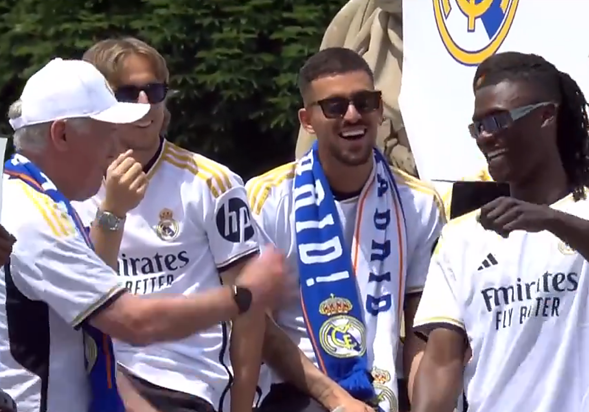 Ancelotti y Camavinga bailando en Cibeles