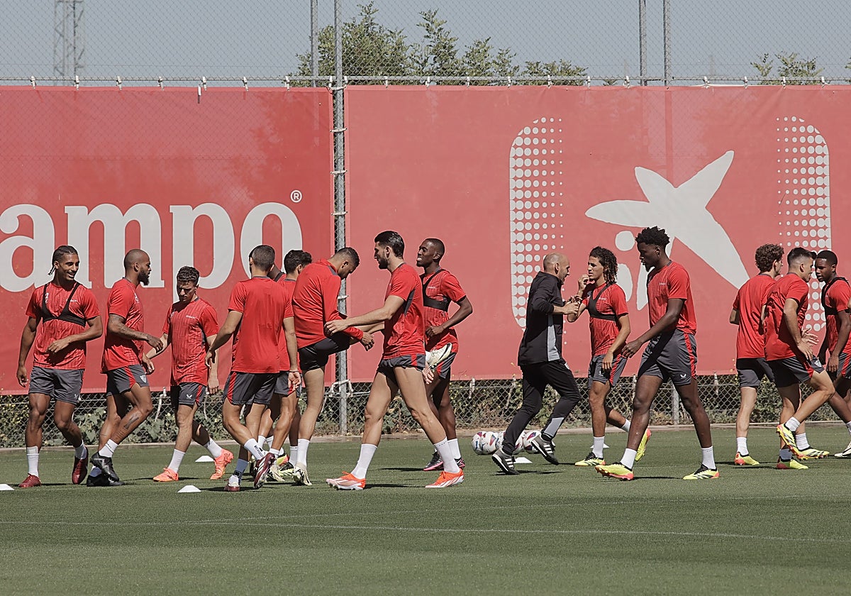 Imagen de varios jugadores del Sevilla durante una sesión de entrenamiento en la ciudad deportiva