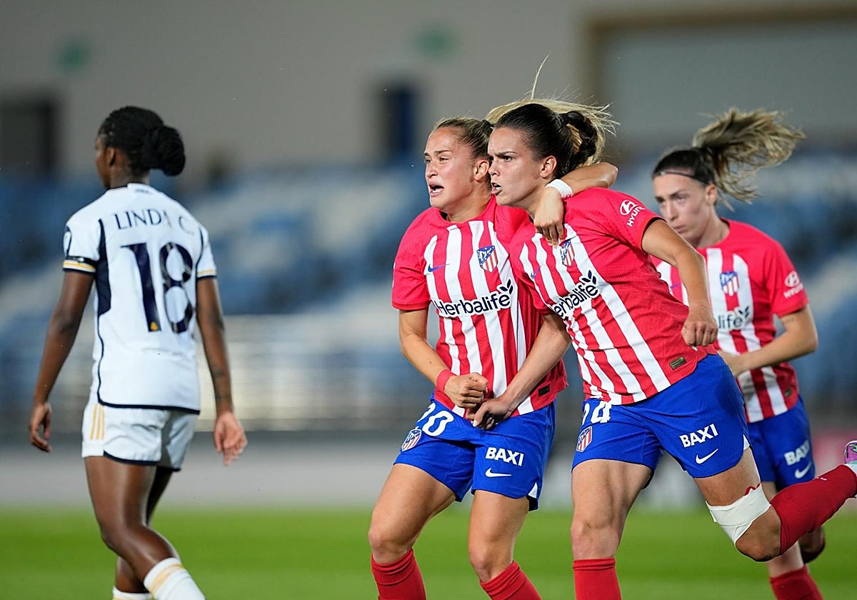 Ana Victoria y Anabel Medina, con una seria Eva Navarro y una abatida Linda Caicedo detrás, celebran uno de los goles del Atlético en el derbi del sábado