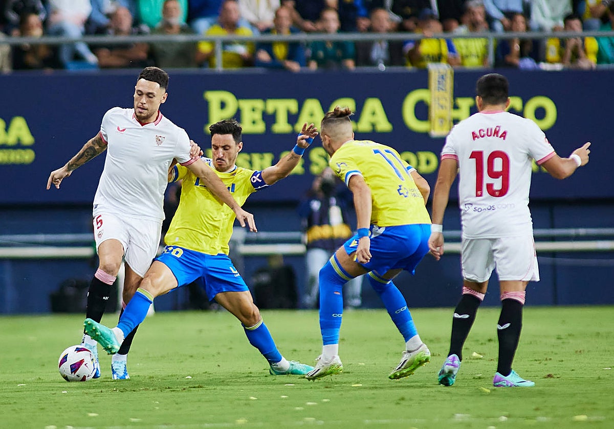 Un lance del juego del Cádiz - Sevilla de la primera vuelta en el Nuevo Mirandilla