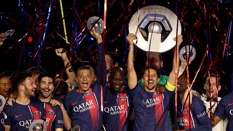Los jugadores del PSG con el título de la Ligue 1