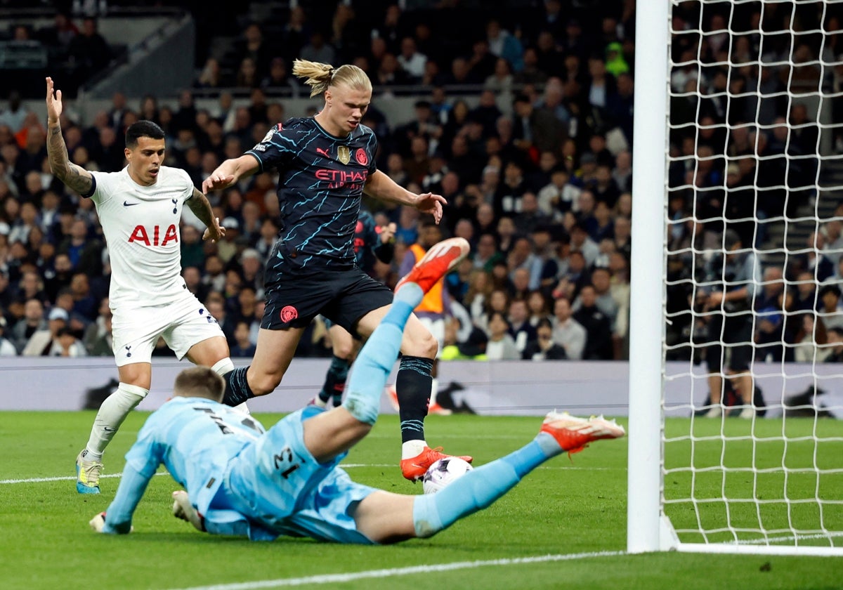 Haaland remata para marcar el primer gol del Manchester City