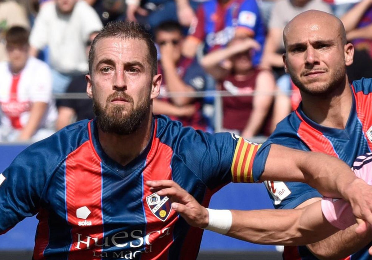 Los jugadores del Huesca luchan un balón en un partido de la Liga Hypermotion 2023/2024