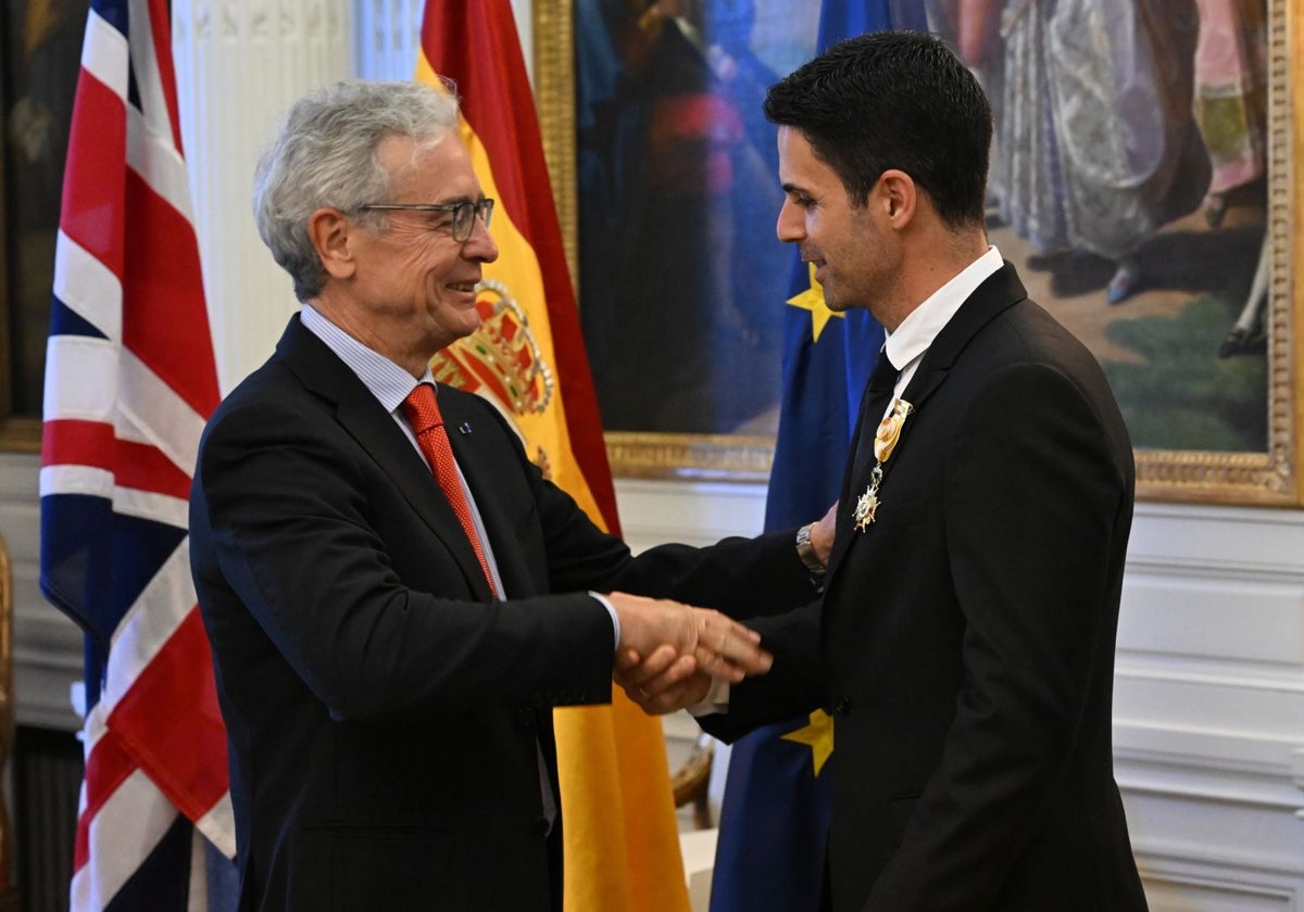 Arteta recibe la condecoración de manos del embajador, José Pascual Marco