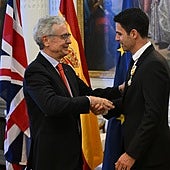 Mikel Arteta, condecorado con la Cruz de oficial de la Orden de Isabel la Católica
