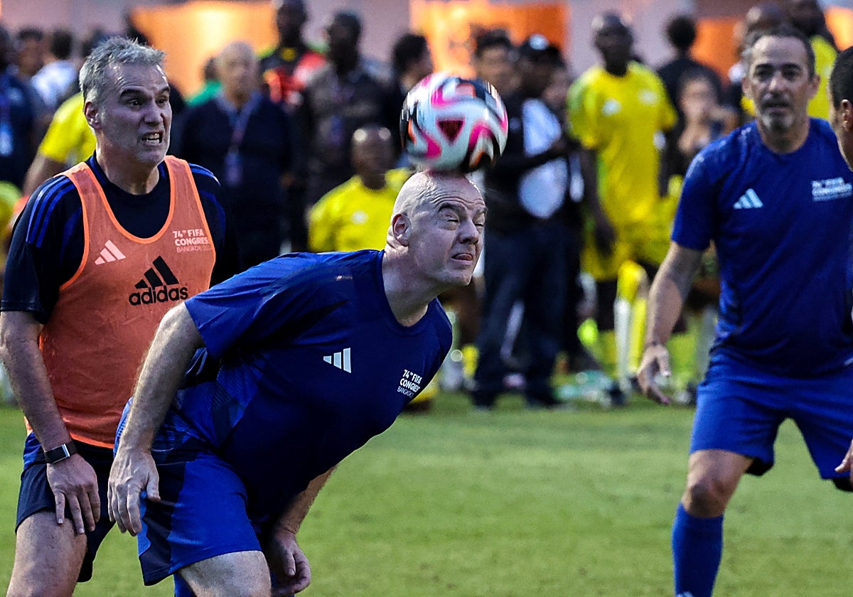 Infantino, en un partido organizado con motivo del 74º congreso de la FIFA, en Bangkok