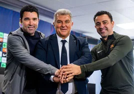 Deco, Laporta y Xavi, tras anunciar la continuidad del entrenador del Barcelona
