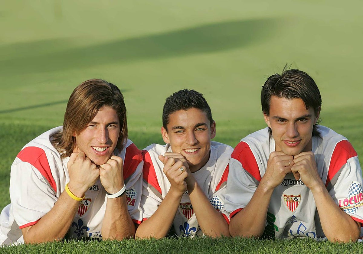Un jovencísimo Jesús Navas posa junto a Sergio Ramos y David Prieto en la ciudad deportiva del Sevilla, cuyo estadio lleva ahora su nombre