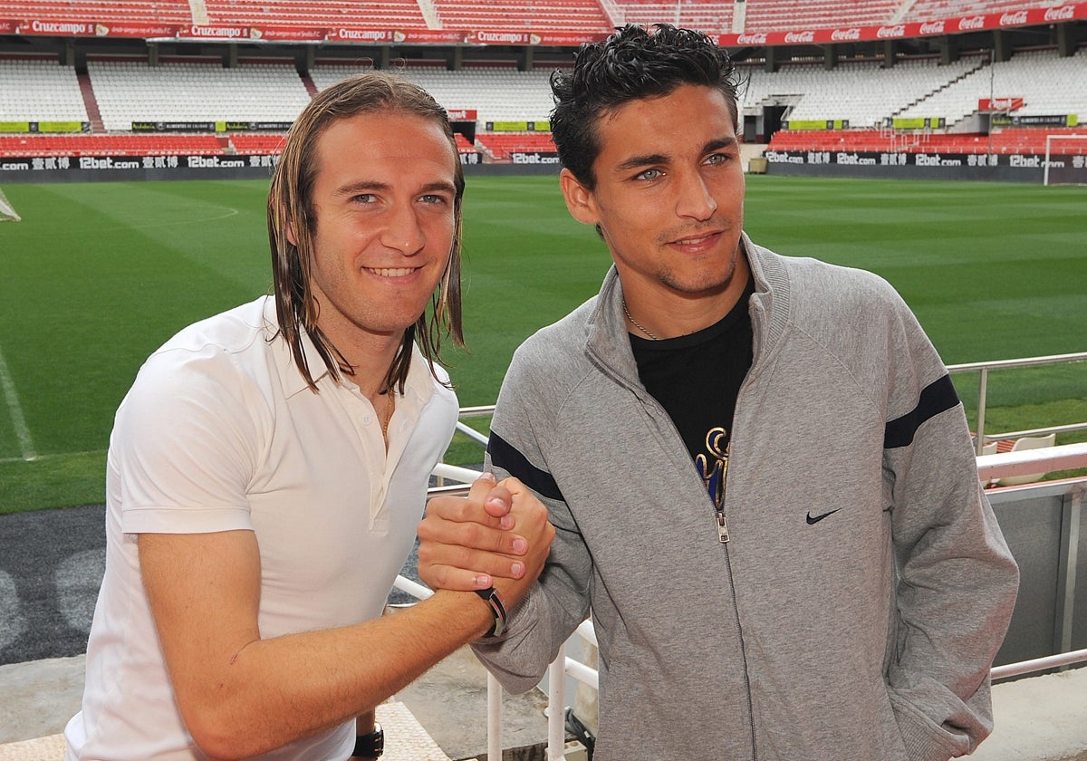 Diego Capel y Jesús Navas posan para ABC en el Sánchez-Pizjuán, en 2010