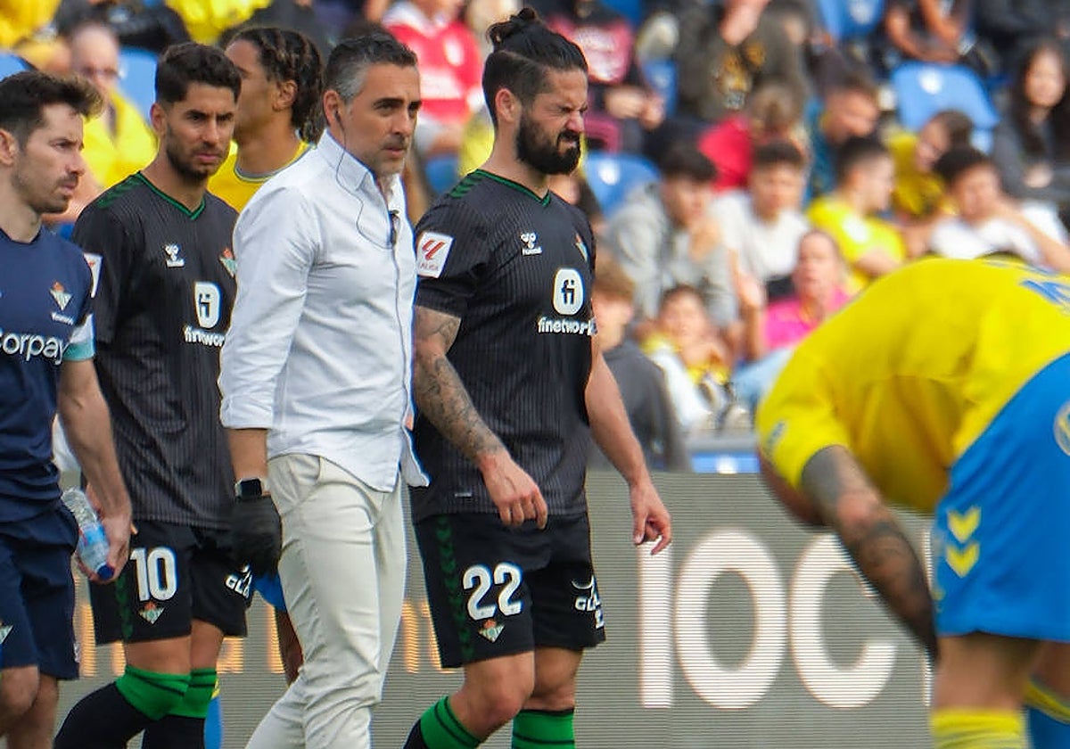 Isco abandona el campo con gesto de dolor acompañado por el doctor José Manuel Álvarez durante el Las Palmas - Betis