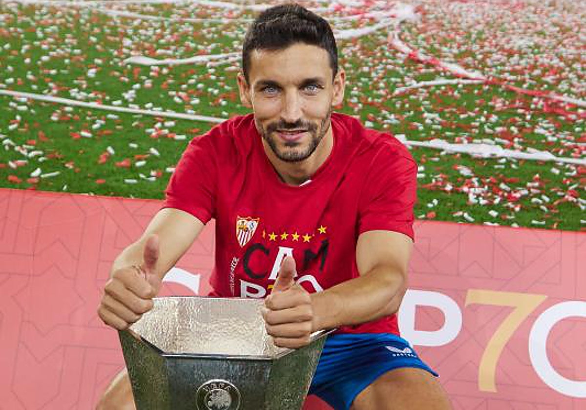 Jesús Navas posa con la séptima Europa League conquistada en Budapest