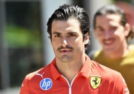 Así busca trabajo Sainz: más coche que sueldo y un bigote de la suerte
