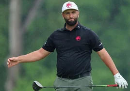 El español Jon Rahm reacciona tras su golpe durante la segunda ronda del PGA Championship 2024