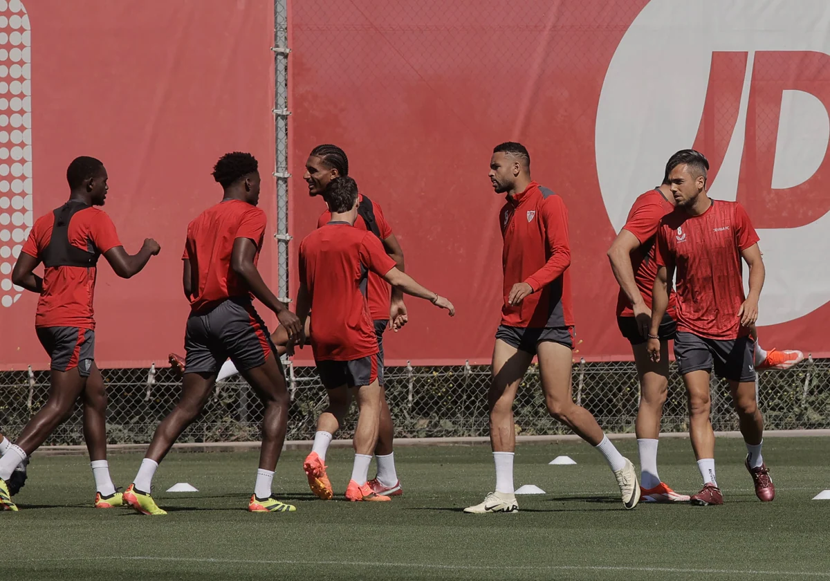 Imagen de varios jugadores del Sevilla durante una sesión de entrenamiento en la ciudad deportiva