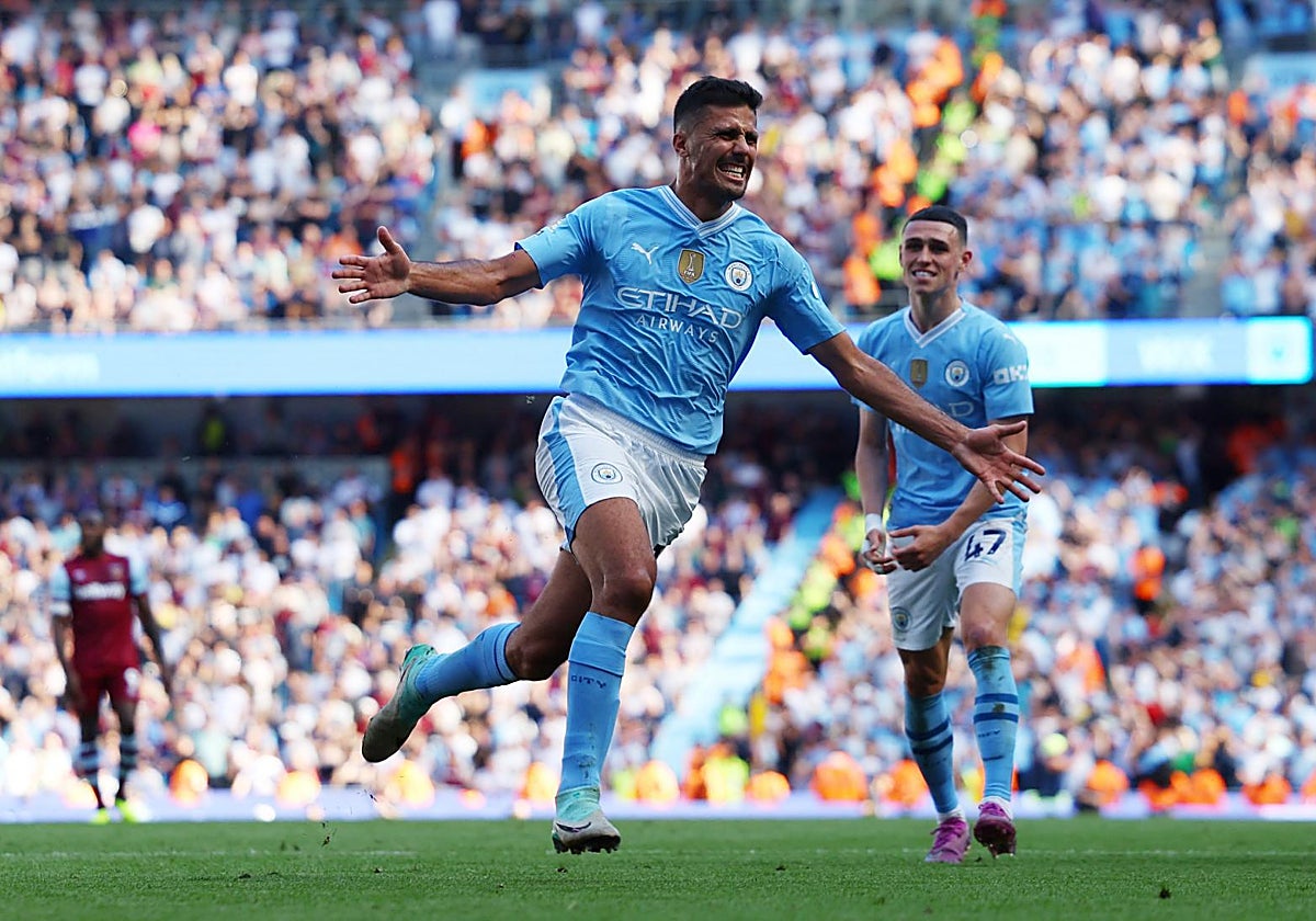 Rodri celebra su gol junto a Foden, autor de un doblete