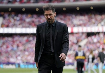Simeone se cae del podio de la Liga