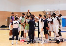 Los jugadores del Real Madrid entrenan en la ciudad deportiva de Valdebebas antes de poner rumbo a Alemania