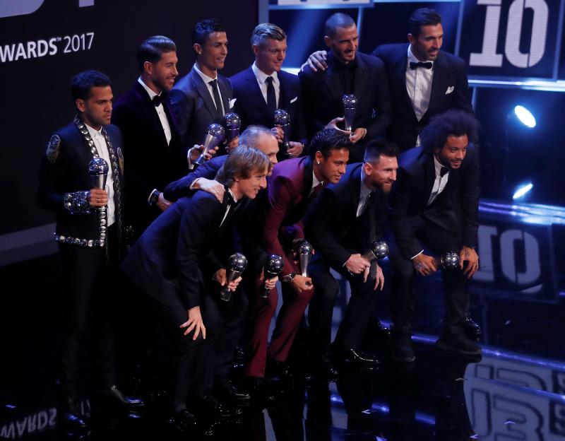 Kroos junto al resto de galardonados en la gala de la FIFA 2017