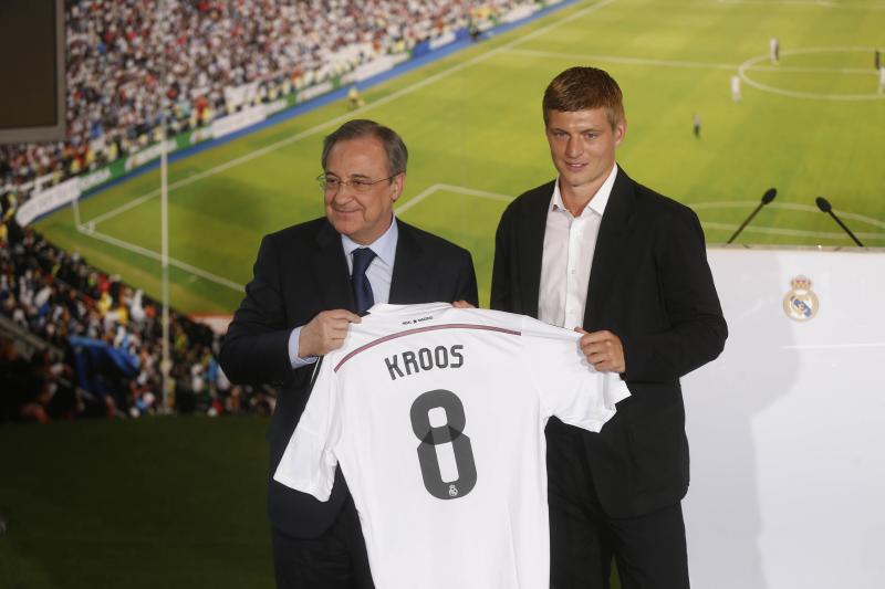 Florentino Pérez y Toni Kroos durante la presentación del futbolista alemán en 2014