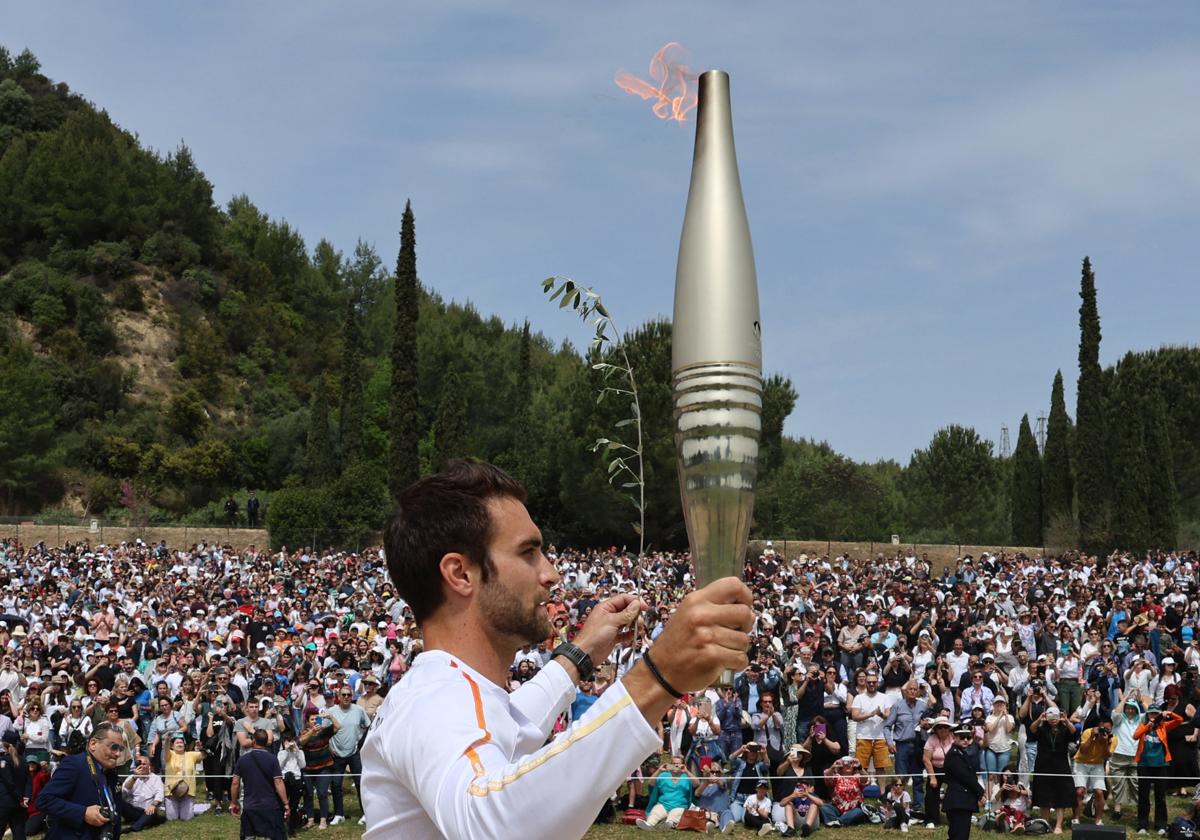 Stefanos Ntouskos porta la antorcha