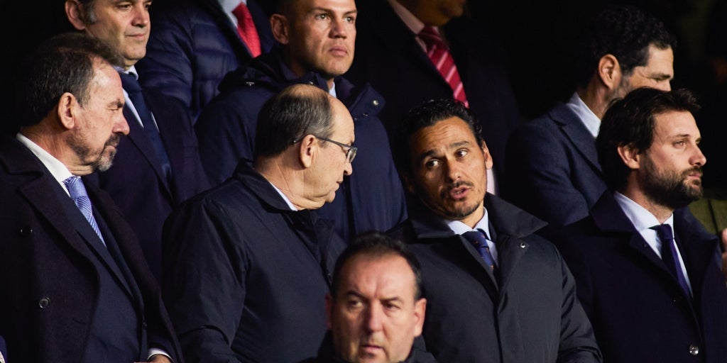 Los sevillanos se organizan para protestar contra el liderazgo de Domingo