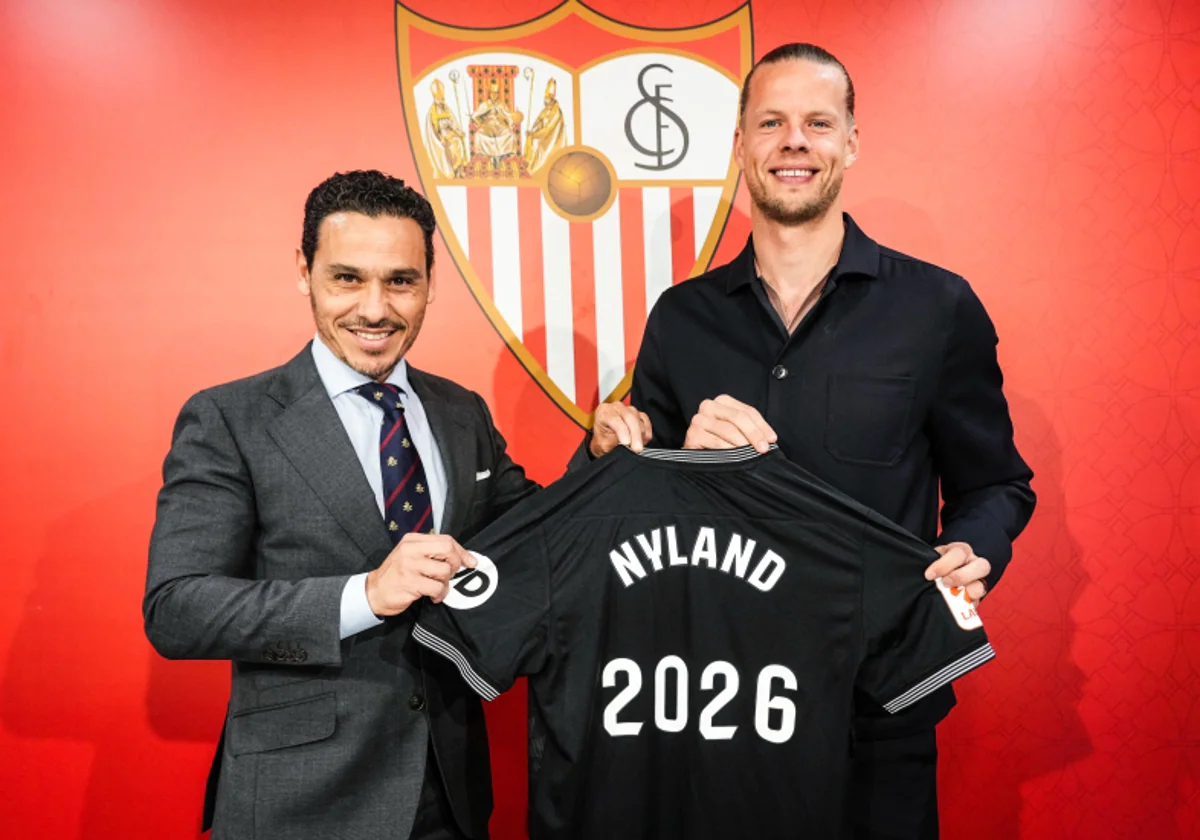 José María del Nido Carrasco sostiene una camiseta de Nyland, quien firma hasta 2026