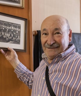 Imagen secundaria 2 - Pintada en una de las fachadas de El Collao. Abajo a la izquierda, poster de la plantilla que eliminó al Real Madrid en la Copa en 2021. Abajo a la derecha, Jesús Tercero, abonado al club desde hace cuarenta años