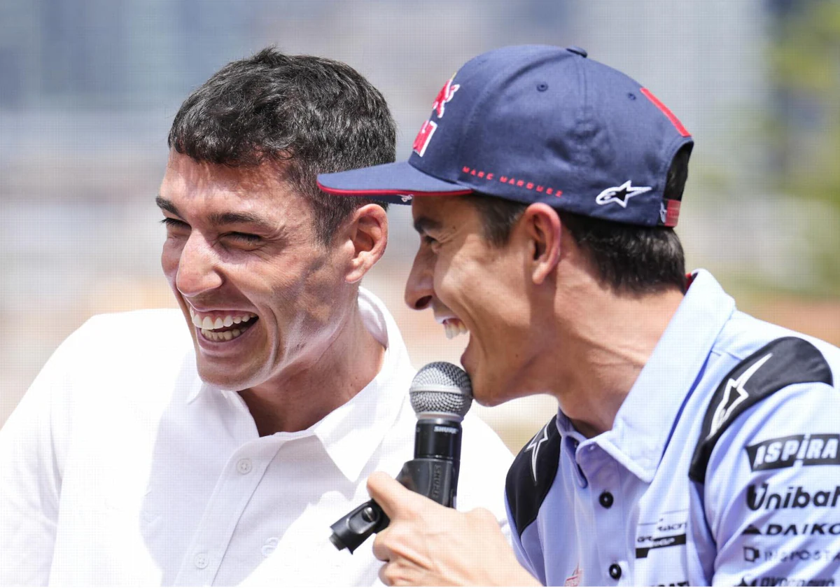 Aleix bromea con Marc Márquez durante la presentación del GP de Cataluña