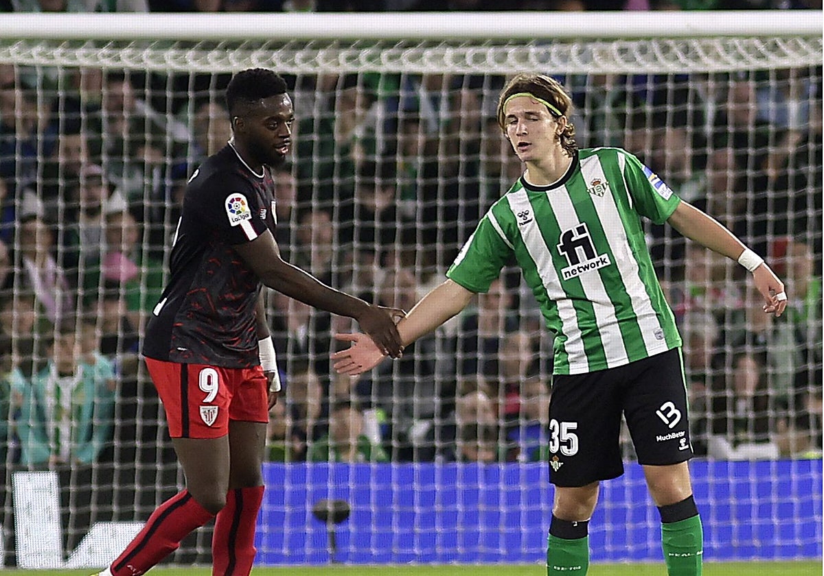 Iñaki Williams y Félix Garreta, en el Betis-Athletic de LaLiga 22-23