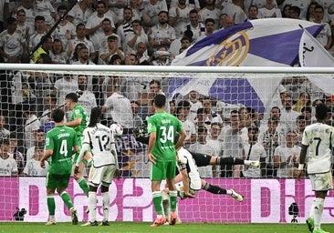 El Betis honra su escudo entre homenajes e injusticias del VAR (0-0)