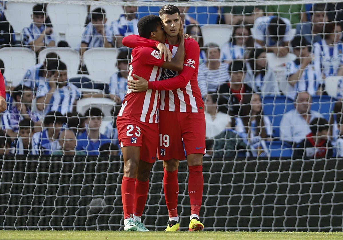 Reinildo y Morata se abrazan tras el gol del mozambiqueño