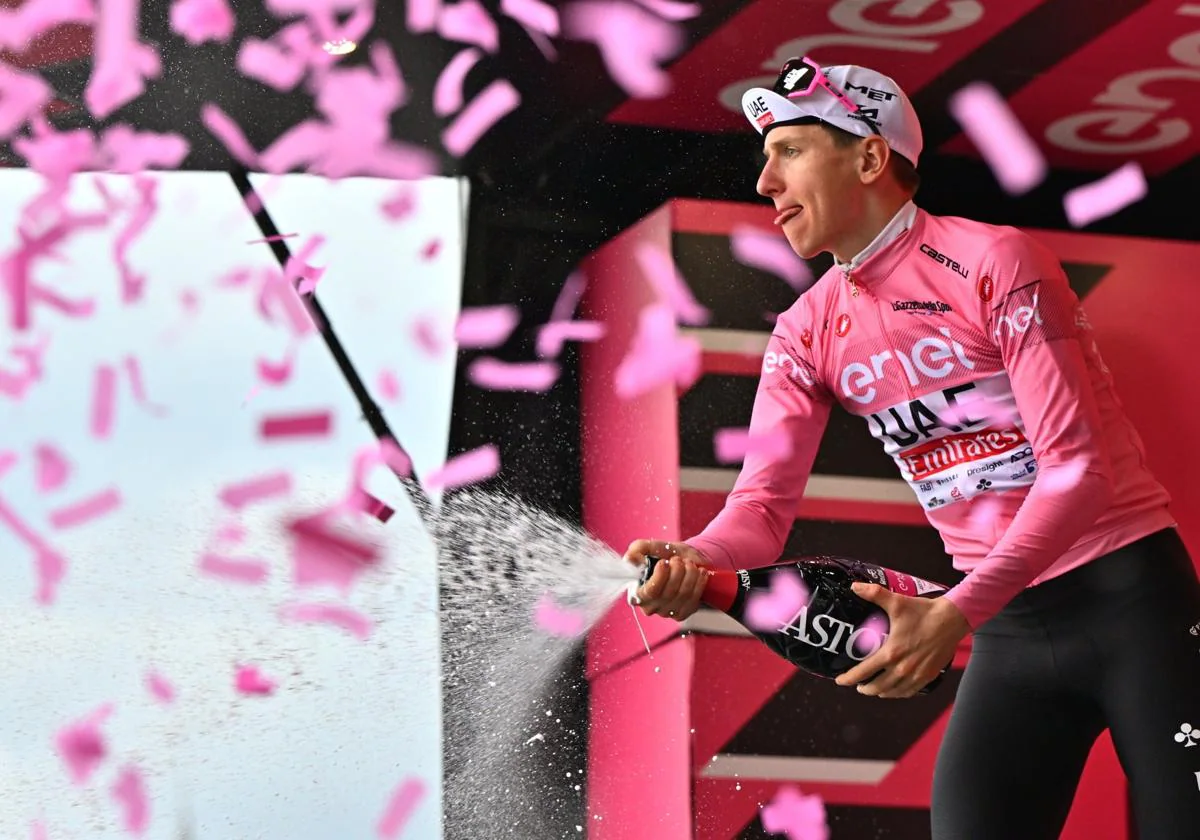Tadej Pogacar celebra en el podio como líder del Giro