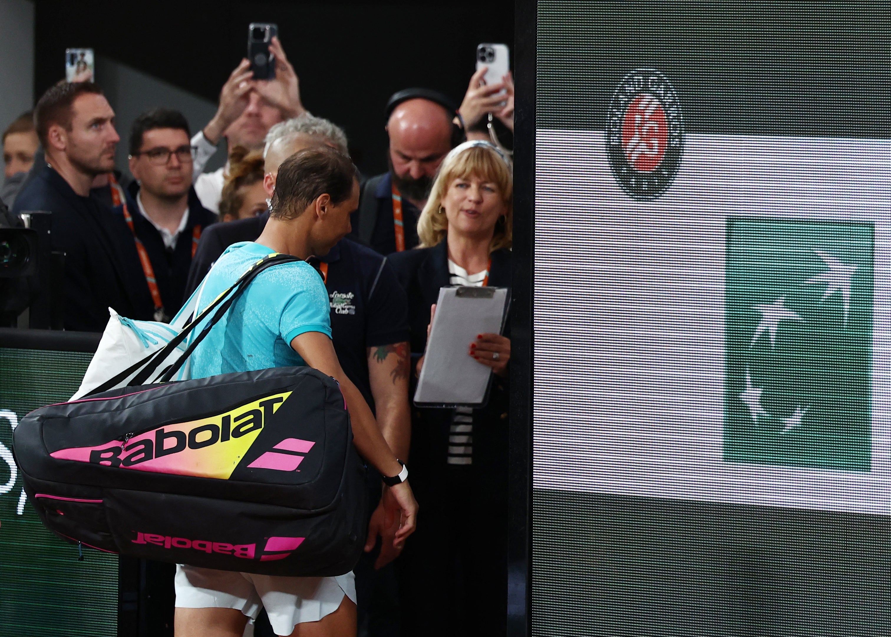 Nadal abandona la pista central de Roland Garros