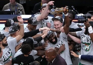 Jaylen Brown celebra el trofeo Larry Bird al MVP de la final de la conferencia este de la NBA