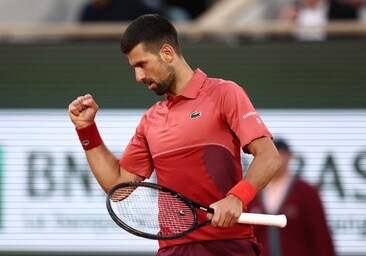 Novak Djokovic celebra el triunfo en la Philippe Chatrier ante Herbert