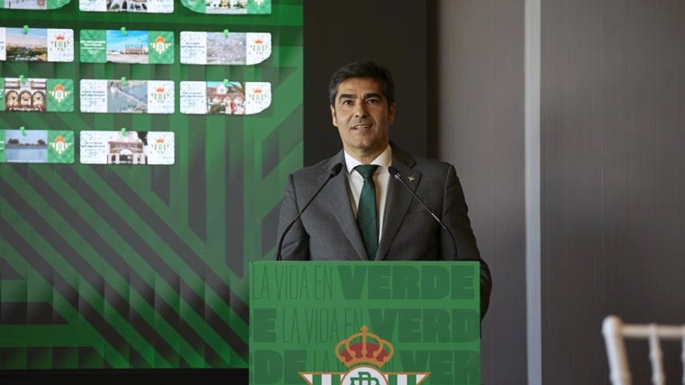 El presidente, Ángel Haro, en el acto de entrega de los brazaletes