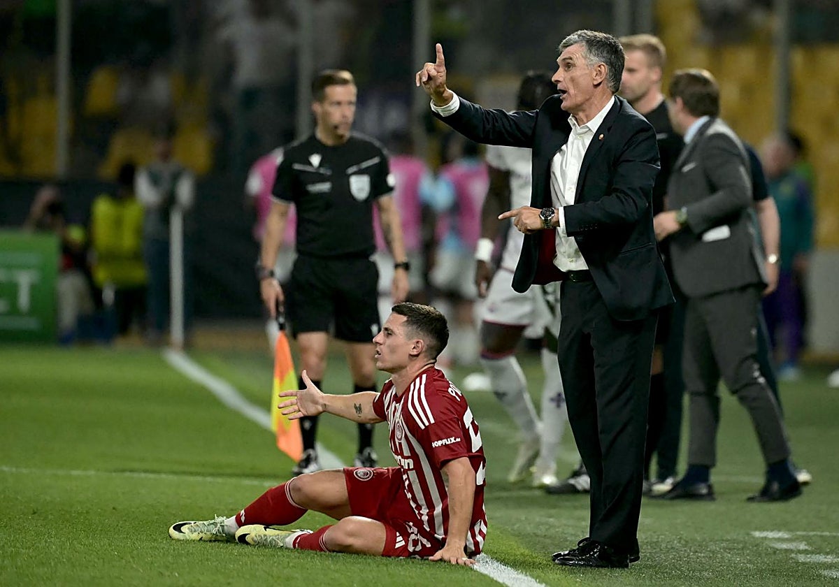 José Luis Mendilibar, técnico de Olympiacos, durante la final de la Conference League frente a la Fiorentina
