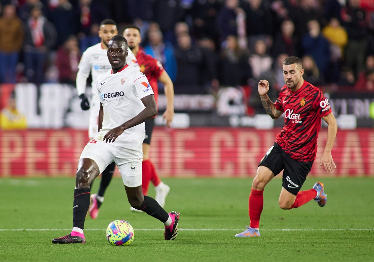 Pape Gueye durante un partido con el Sevilla en la 22-23