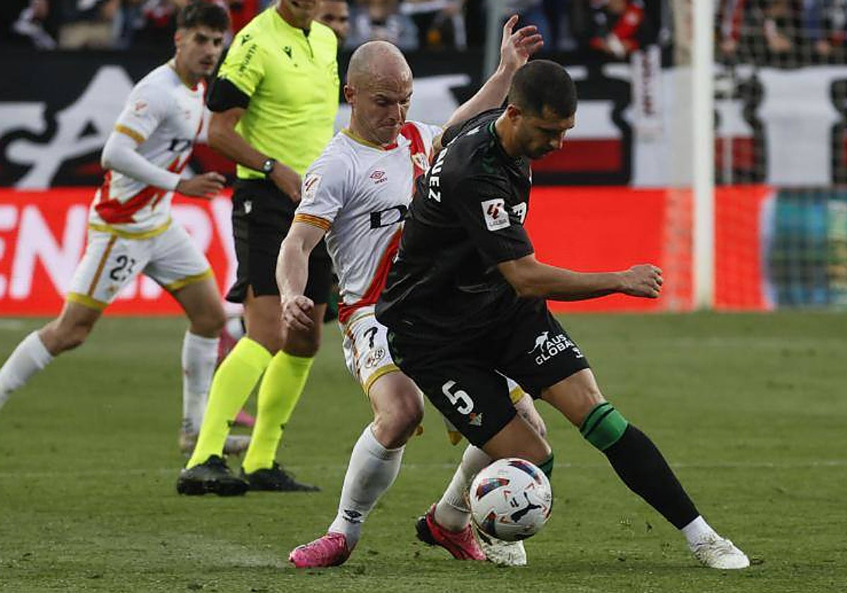 Guido pugna con el rayista Isi en un partido de la Liga