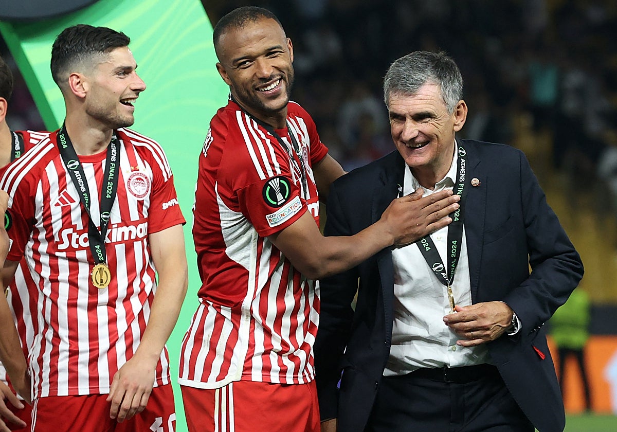 Mendilibar, felicitado por sus jugadores