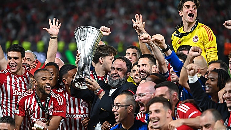 Los jugadores del Olympiacos celebran la conquista de la Conference League