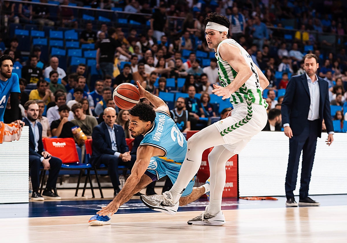 Wintering se resbala ante la defensa de DeBisschop en el Estudiantes - Betis Baloncesto
