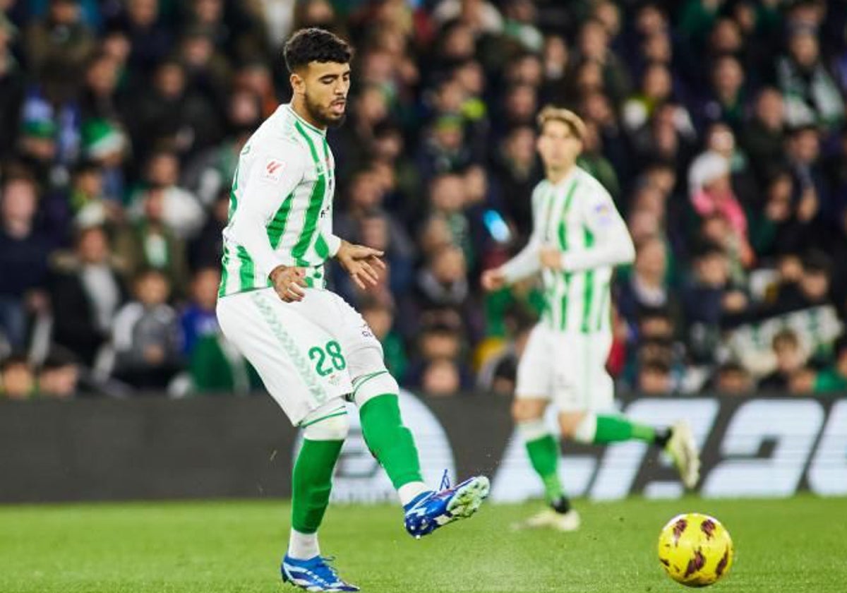 Chadi Riad saca la pelota en una acción del partido Betis-Girona del pasado día 21 en el Benito Villamarín