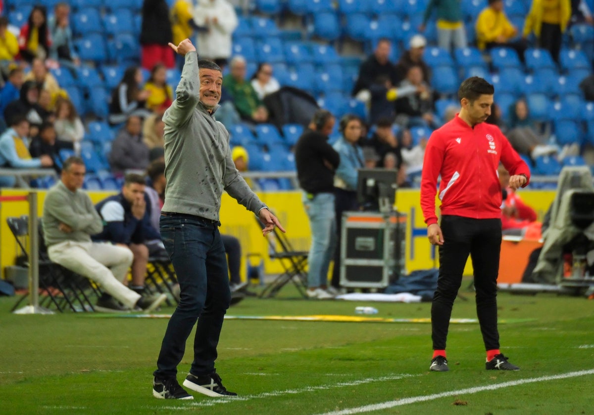 García Pimienta da instrucciones desde la banda durante un partido de la UD Las Palmas