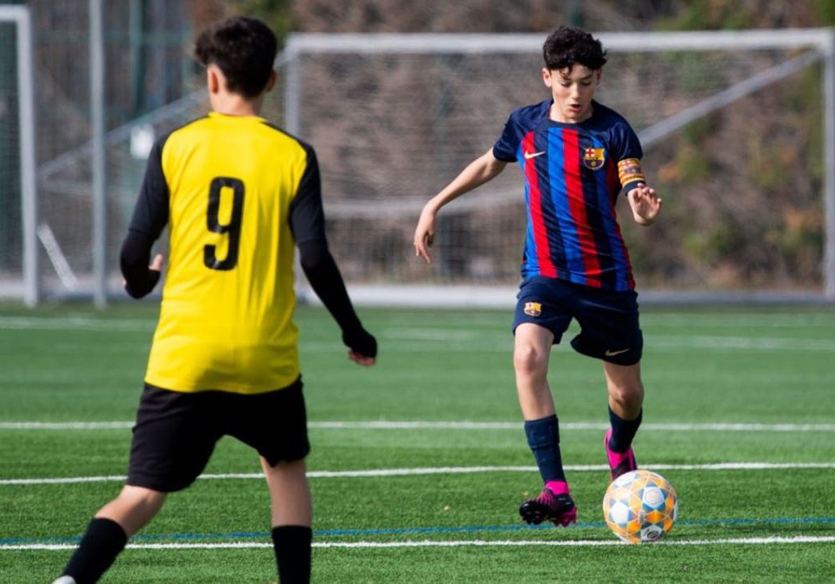 Dani Gallego se dispone a sacar el balón jugado en un partido del pasado curso