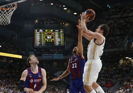 Llull tira en suspensión ante Vesely y Parker