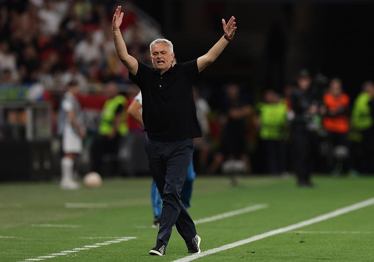 Mourinho gesticula en la banda dirigiendo a la Roma