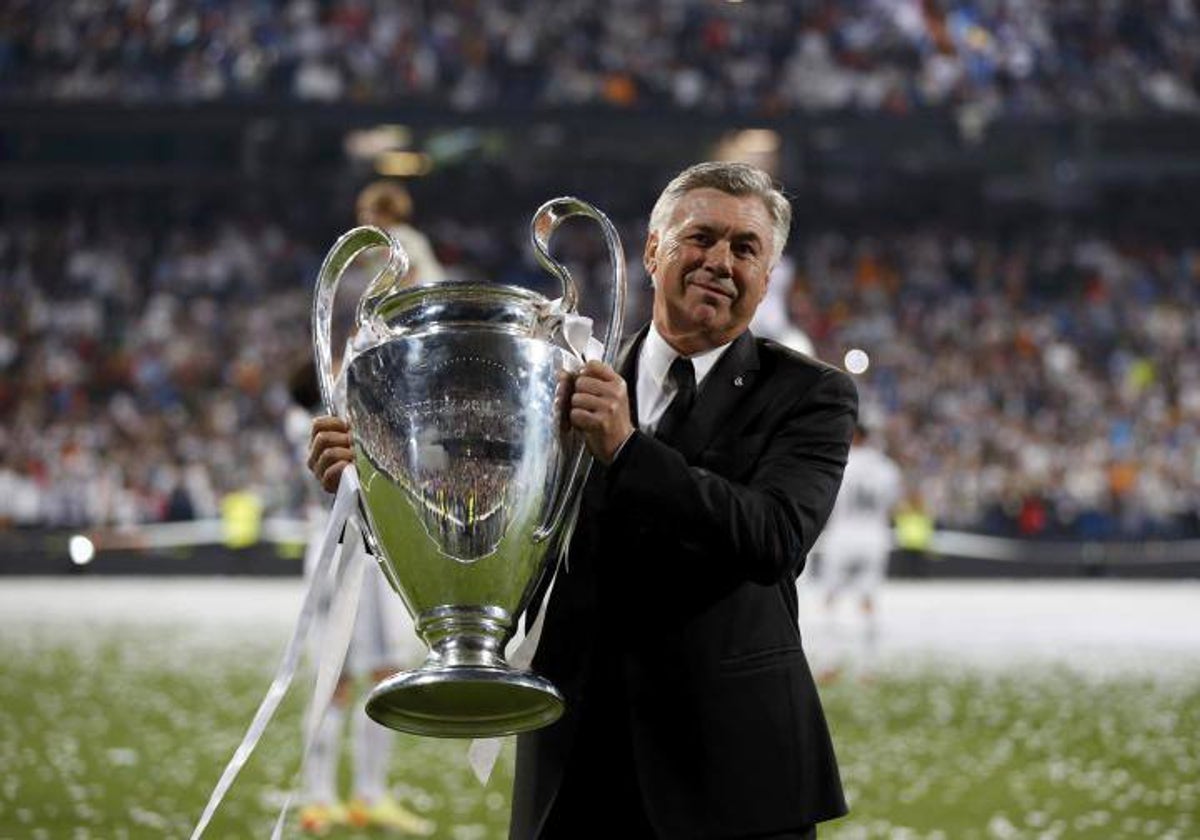 Carlo Ancelotti sostiene la décima Champions del Madrid durante la presentación en el acto de celebración en el Bernabéu